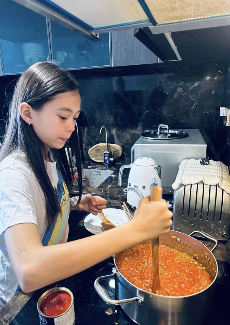 Sao Việt 24h: amp;#34;Nữ hoàng ảnh lịchamp;#34; kỷ niệm 32 năm ngày cưới, hé lộ bí quyết giữ hôn nhân bền chặt hơn 3 thập kỷ - 13