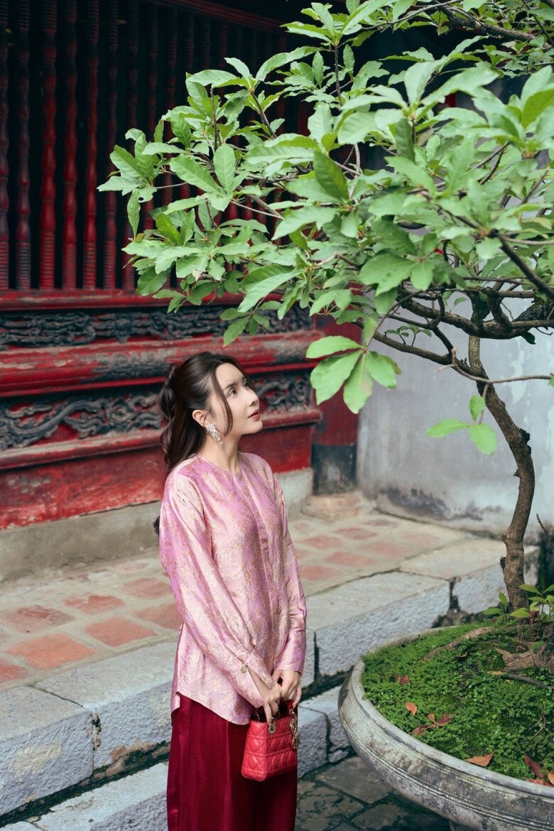 Sao Việt 24h: NSND Hồng Vân khoe amp;#34;dáng nuộtamp;#34; thon thả ở tuổi U60, nhan sắc sau giảm cân amp;#34;thăng hạngamp;#34; không kém thời trẻ - 10