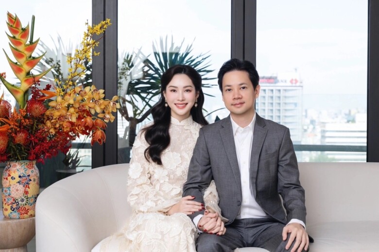 Nàng hậu và ông xã khoe bức ảnh chụp chung tình cảm trong dịp đầu năm.