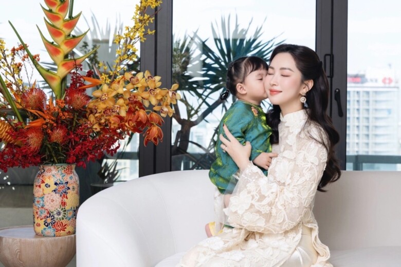 Đặng Thu Thảo chia sẻ khoảnh khắc đáng yêu bên con gái út.