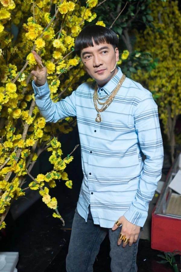 Sao Việt 24h: Hamp;#39;Hen Niê khoe bố chồng và bố ruột người Ê Đê chung khung hình, ngoại hình đối lập gây chú ý - 13