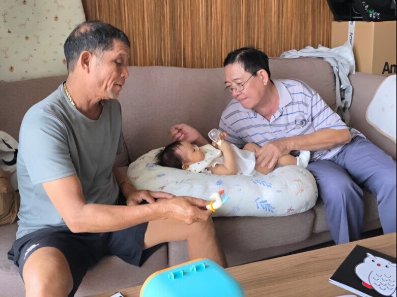 2 ông đều rất yêu thương cháu gái Harley.