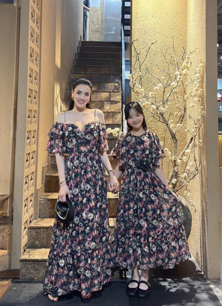 Sao Việt 24h: Hamp;#39;Hen Niê khoe bố chồng và bố ruột người Ê Đê chung khung hình, ngoại hình đối lập gây chú ý - 12