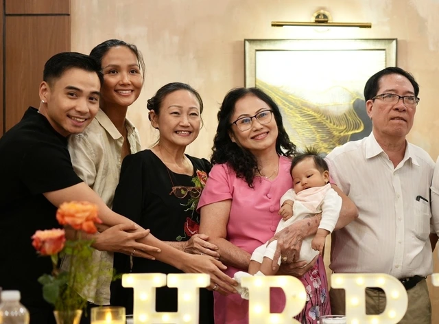 Cô bé Harley được ông bà yêu chiều hết mực.