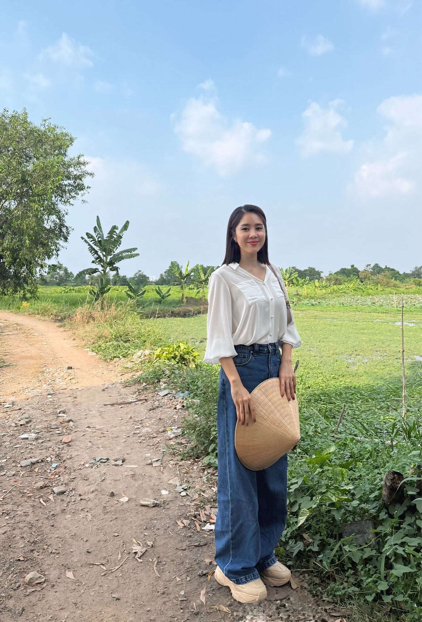 Sao Việt 24h: Hamp;#39;Hen Niê khoe bố chồng và bố ruột người Ê Đê chung khung hình, ngoại hình đối lập gây chú ý - 14