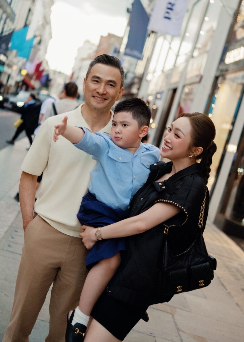 Sao Việt 24h: Hoa hậu Hamp;#39;Hen Niê cùng chồng địu con gái đi dạo phố, tinh tế đi dép thấp vẫn cao vượt ông xã - 12