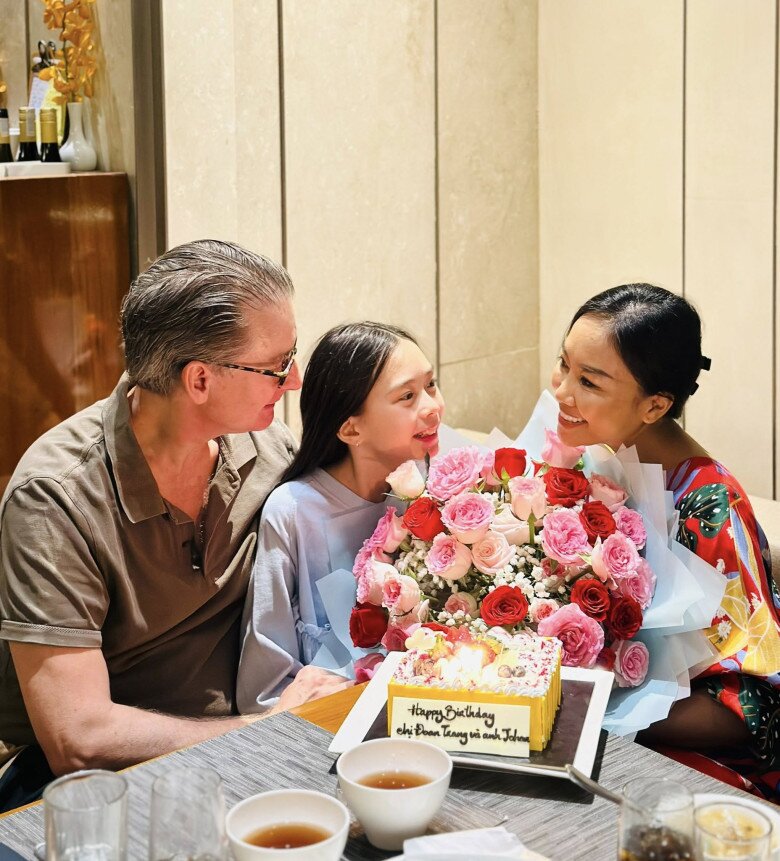 Sao Việt 24h: Hoa hậu Hamp;#39;Hen Niê cùng chồng địu con gái đi dạo phố, tinh tế đi dép thấp vẫn cao vượt ông xã - 9