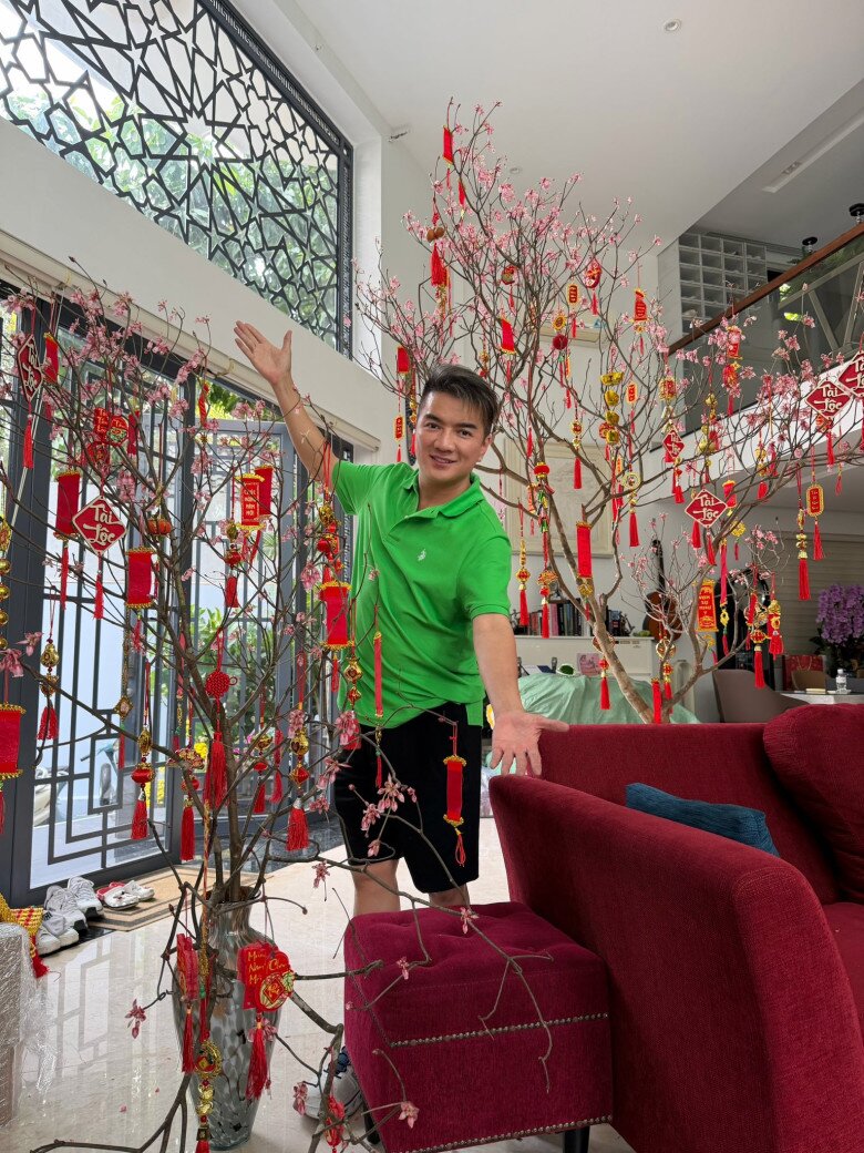 Sao Việt 24h: Hoa hậu Hamp;#39;Hen Niê cùng chồng địu con gái đi dạo phố, tinh tế đi dép thấp vẫn cao vượt ông xã - 11