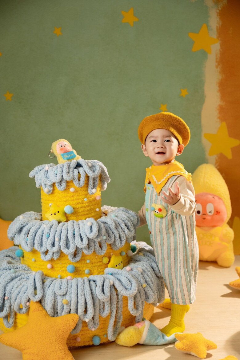 Sao Việt 24h: Hoa hậu Hamp;#39;Hen Niê cùng chồng địu con gái đi dạo phố, tinh tế đi dép thấp vẫn cao vượt ông xã - 13