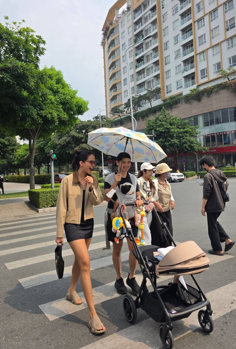 HHen Niê khoe trọn đôi chân dài khi đi cùng ông xã.
