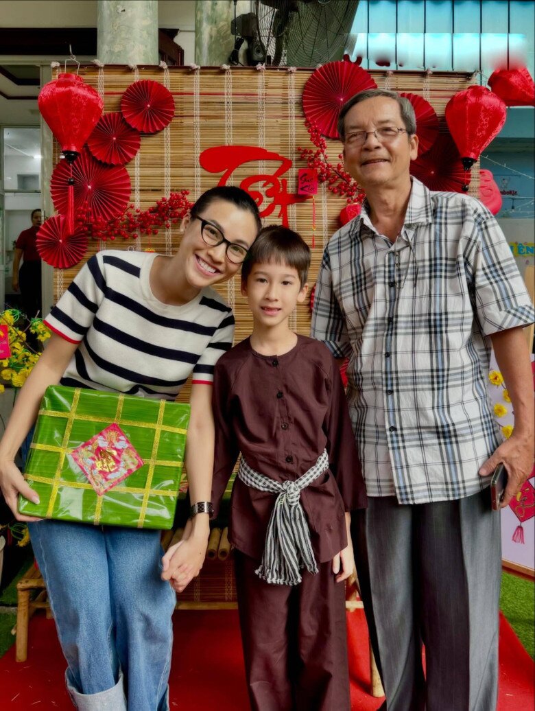 Sao Việt 24h: Hoa hậu Hamp;#39;Hen Niê cùng chồng địu con gái đi dạo phố, tinh tế đi dép thấp vẫn cao vượt ông xã - 8