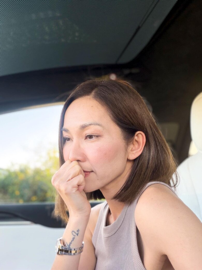 Sao Việt 24h: Hoa hậu Hamp;#39;Hen Niê cùng chồng địu con gái đi dạo phố, tinh tế đi dép thấp vẫn cao vượt ông xã - 7