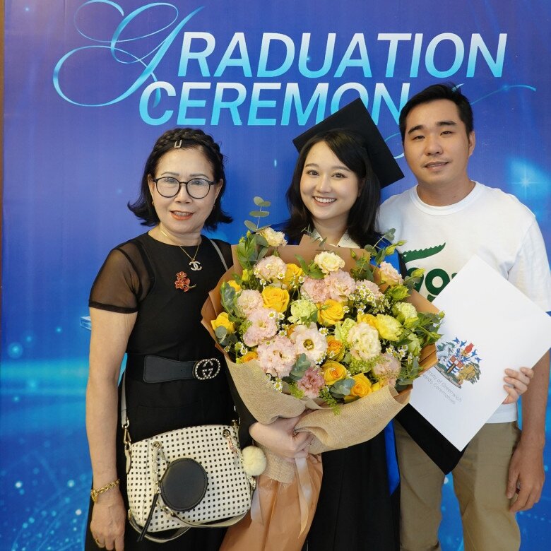 Sao Việt 24h: Lê Phương có amp;#34;cảnh nóngamp;#34; táo bạo cùng bạn diễn, chồng trẻ Trung Kiên lập tức có phản ứng - 13