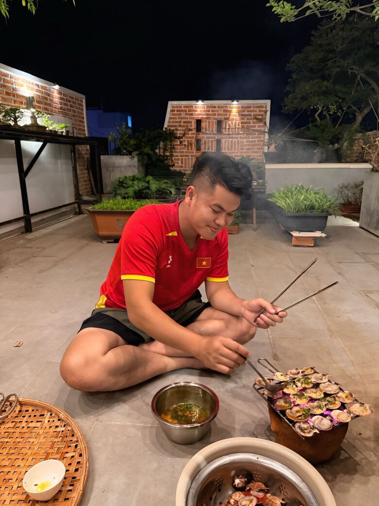 Lê Phương khoe được chồng trẻ chuẩn bị đồ nhậu và được anh chồng chụp ảnh đẹp.