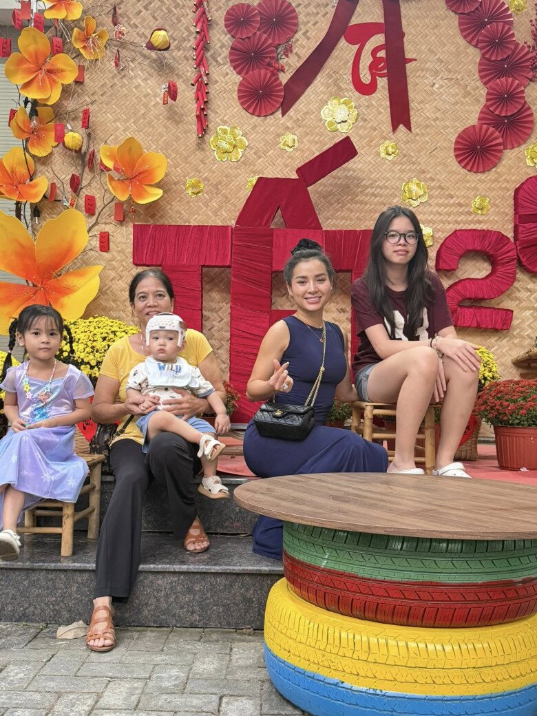 Sao Việt 24h: Lê Phương khoe khoảnh khắc mẹ chồng nàng dâu quấn quýt khi amp;#34;nhậuamp;#34; chung, chồng trẻ thì hết mực cưng chiều - 8