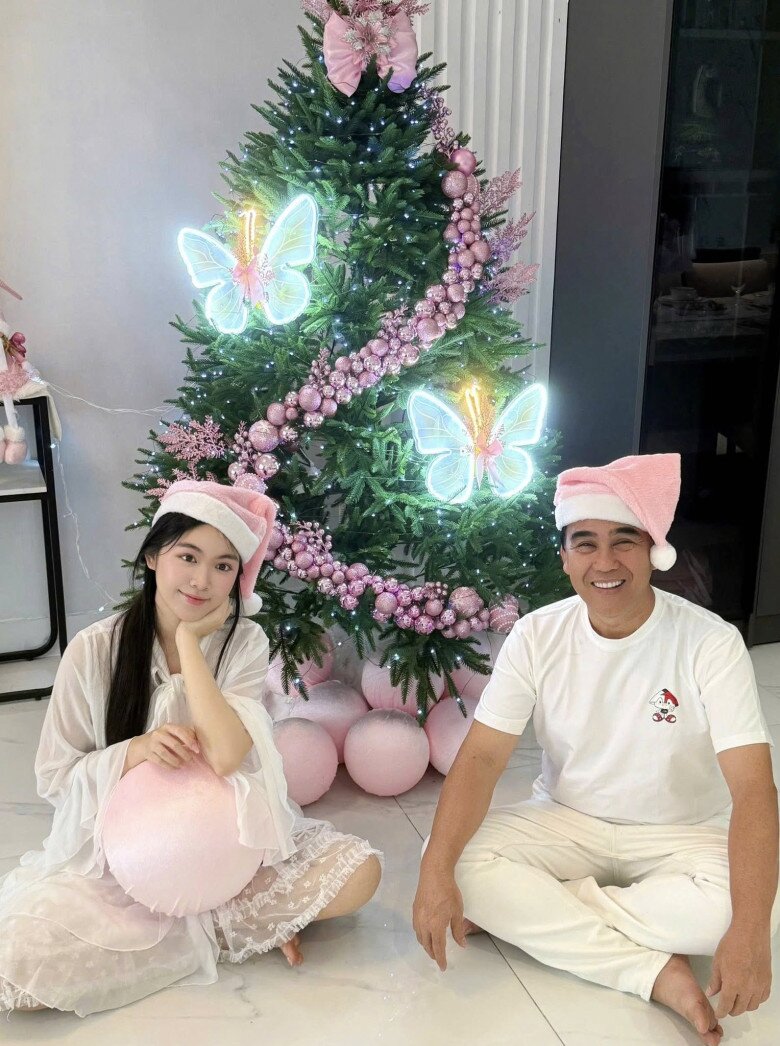 Lọ Lem dặn dò bố phải chú ý sức khỏe, an toàn khi đi công tác xa nhà.