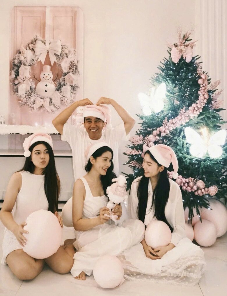 Mọi người ngưỡng mộ trước tình của gia đình MC Quyền Linh và doanh nhân Dạ Thảo.