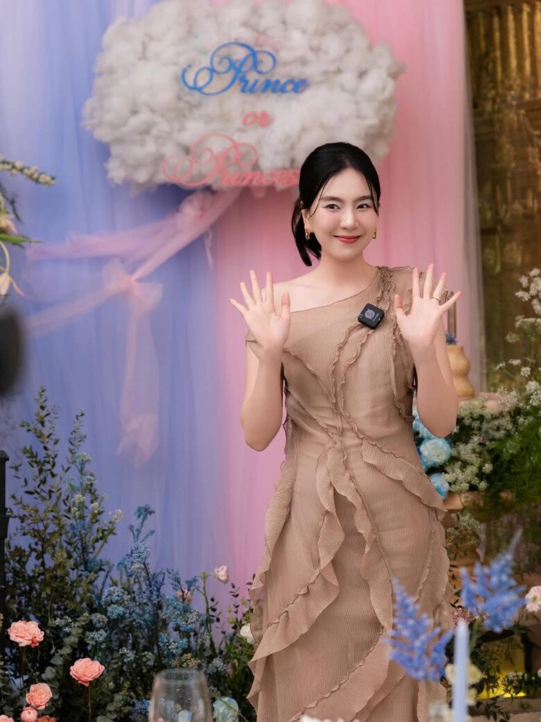 MC Mai Ngọc khoe nhan sắc nhẹ nhàng và thần thái cuốn hút trong buổi công bố giới tính của em gái chồng.