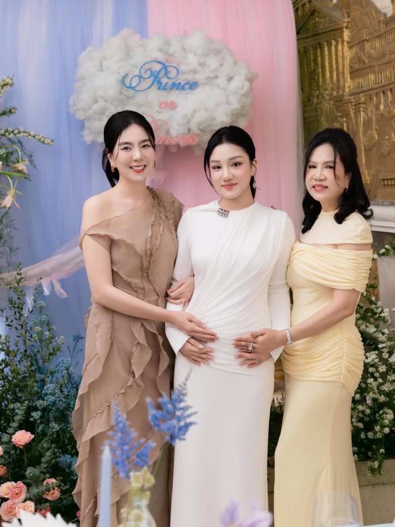 Mẹ chồng nữ MC có vẻ ngoài trẻ trung, phong cách chỉn chu không hề “lép vế” khi đứng cạnh con dâu xinh đẹp.