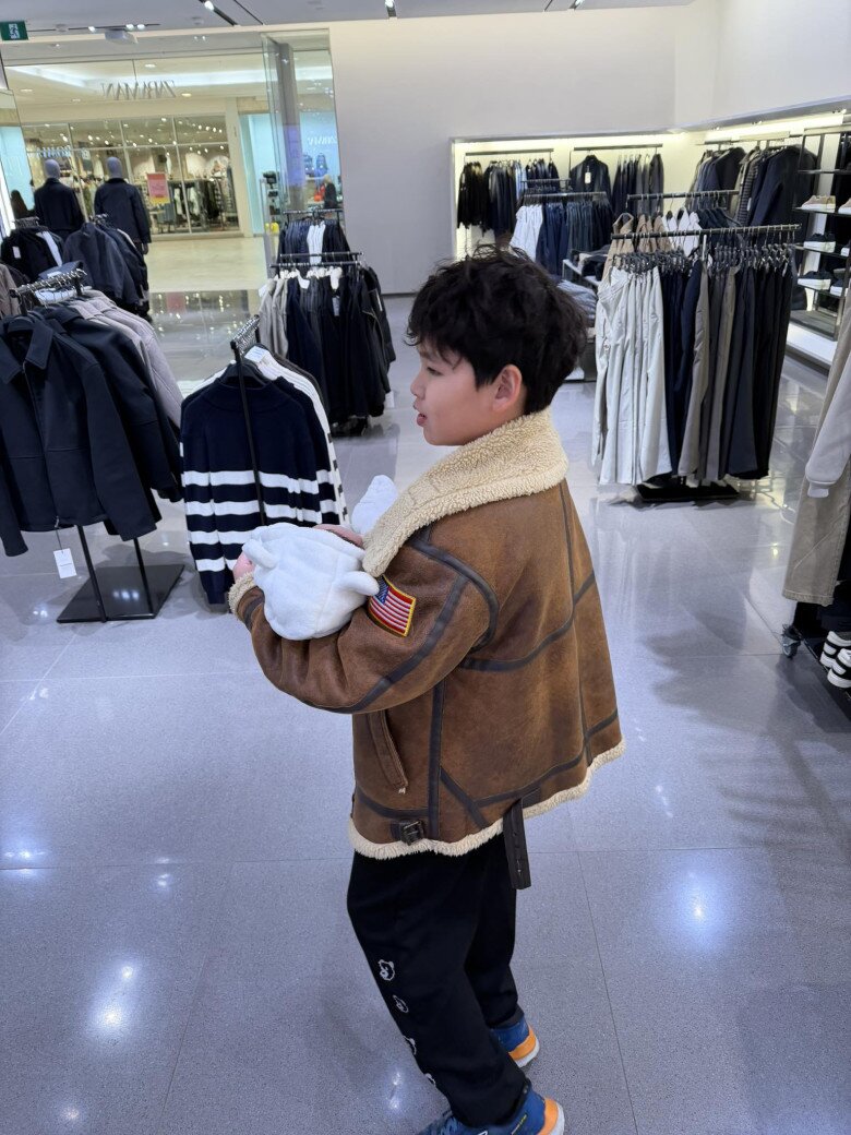 Sao Việt 24h: Mẹ ruột Hồ Ngọc Hà mất 15 năm thuyết phục chồng lai Pháp cùng tập yoga, U70 biểu diễn nhiều thế mạo hiểm - 9