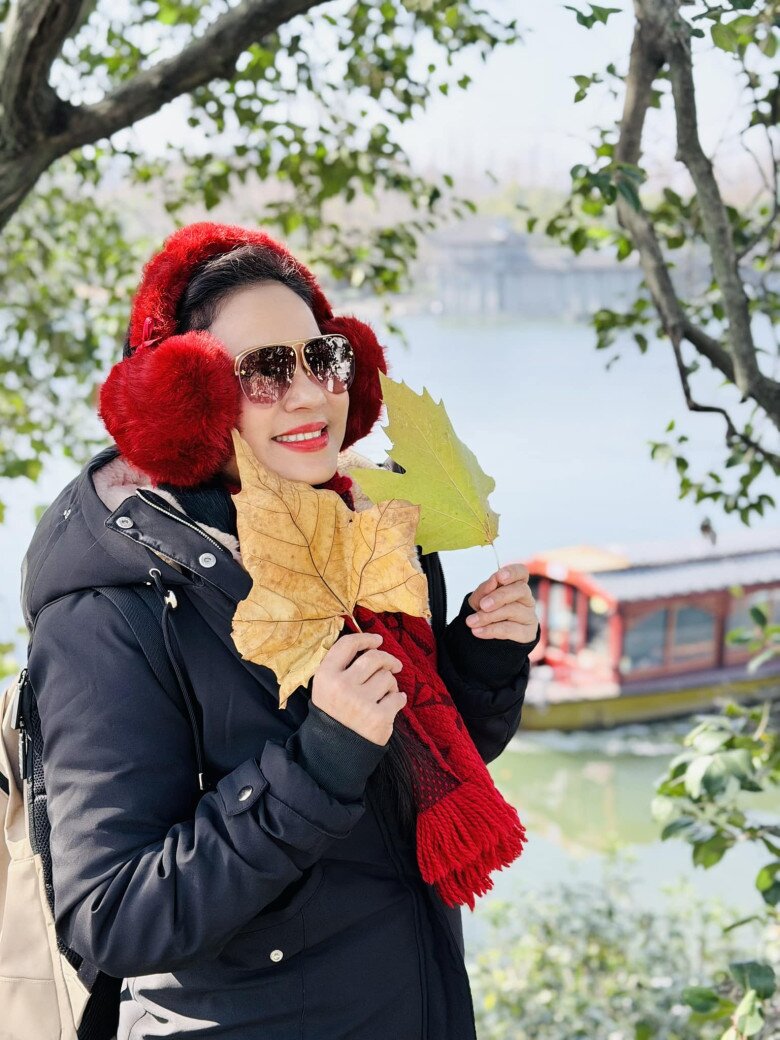 Sao Việt 24h: Mẹ ruột Hồ Ngọc Hà mất 15 năm thuyết phục chồng lai Pháp cùng tập yoga, U70 biểu diễn nhiều thế mạo hiểm - 8