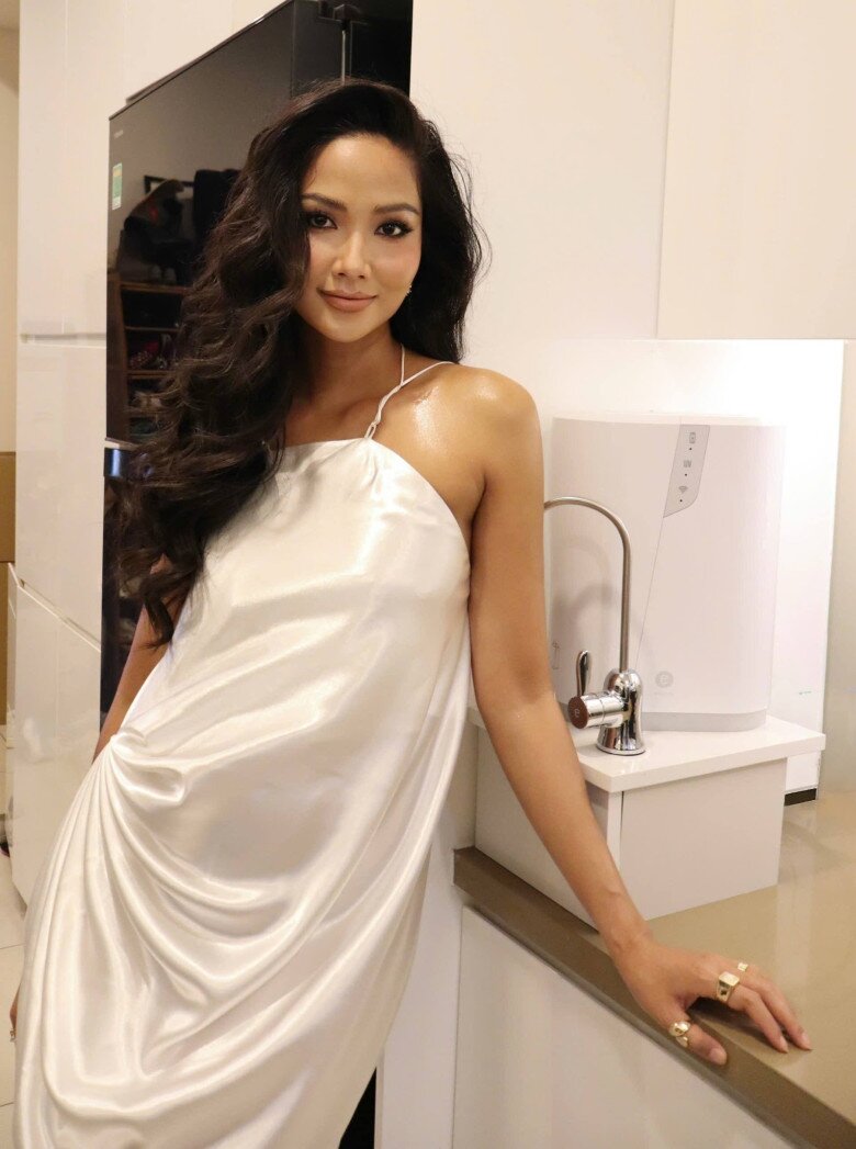 Sao Việt 24h: Midu thần thái amp;#34;không phải dạng vừaamp;#34; khi chấm thi sinh viên, nữ Thạc sĩ đẹp tri thức, chuẩn amp;#34;dâu hào mônamp;#34; - 5