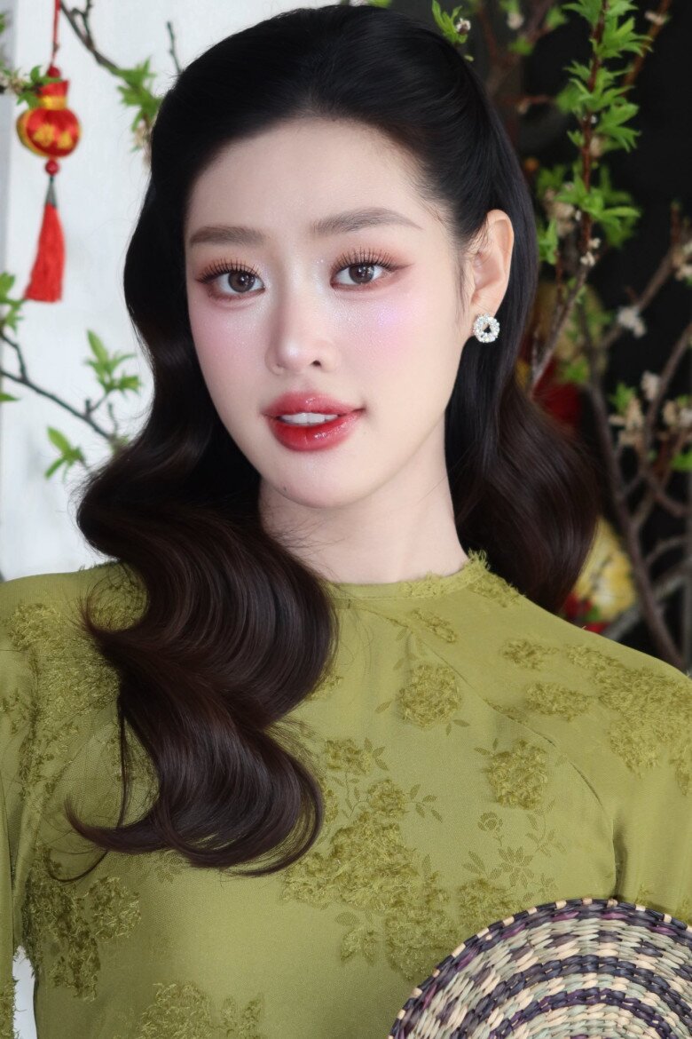 Sao Việt 24h: Midu thần thái amp;#34;không phải dạng vừaamp;#34; khi chấm thi sinh viên, nữ Thạc sĩ đẹp tri thức, chuẩn amp;#34;dâu hào mônamp;#34; - 11