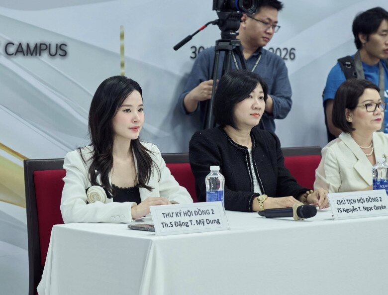 Midu thuộc Hội đồng chấm thi của trường.