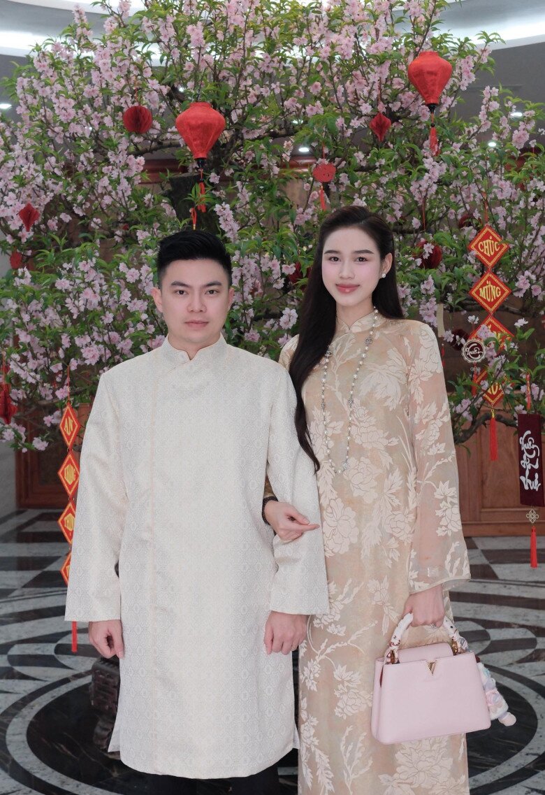 Mỗi lần đi công tác cùng chồng, Đỗ Hà đều chọn những bộ cánh vô cùng thanh lịch.