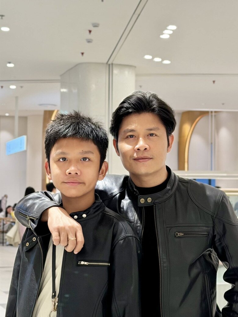 Cậu bé Pu không chỉ cao lớn mà còn thừa hưởng nhiều nét điển trai từ bố.