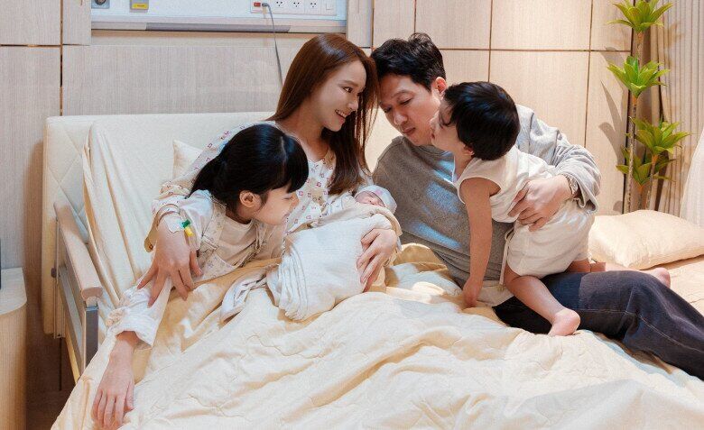 Trường Giang đưa 2 con đến thăm mẹ và em.