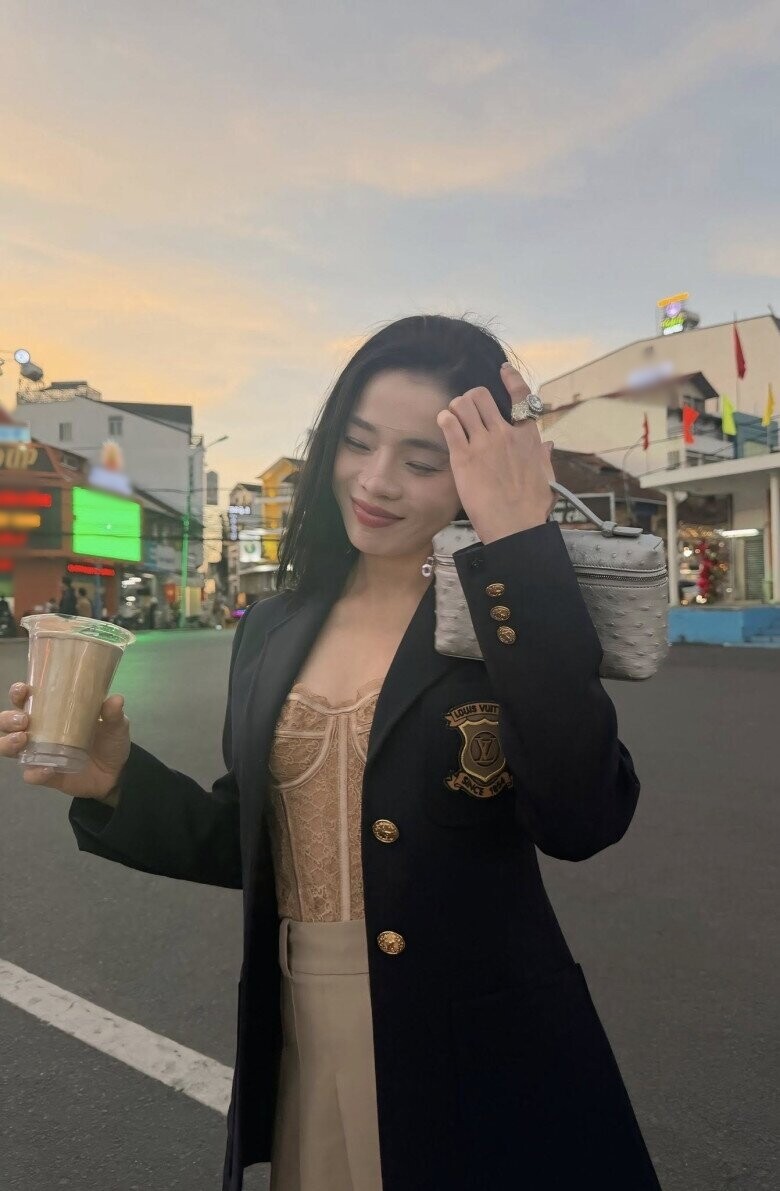 Sao Việt 24h: NSND Hồng Vân khoe amp;#34;dáng nuộtamp;#34; thon thả ở tuổi U60, nhan sắc sau giảm cân amp;#34;thăng hạngamp;#34; không kém thời trẻ - 9