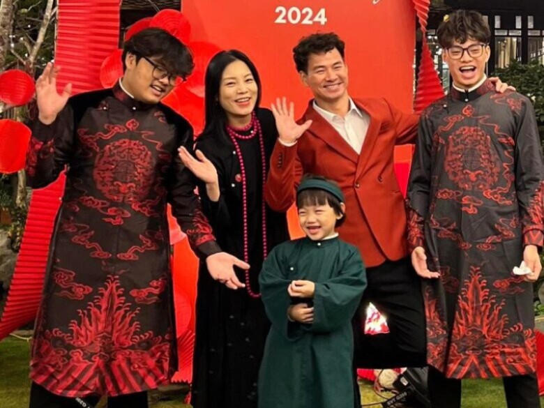 NSND Xuân Bắc bên bà xã và 3 con.