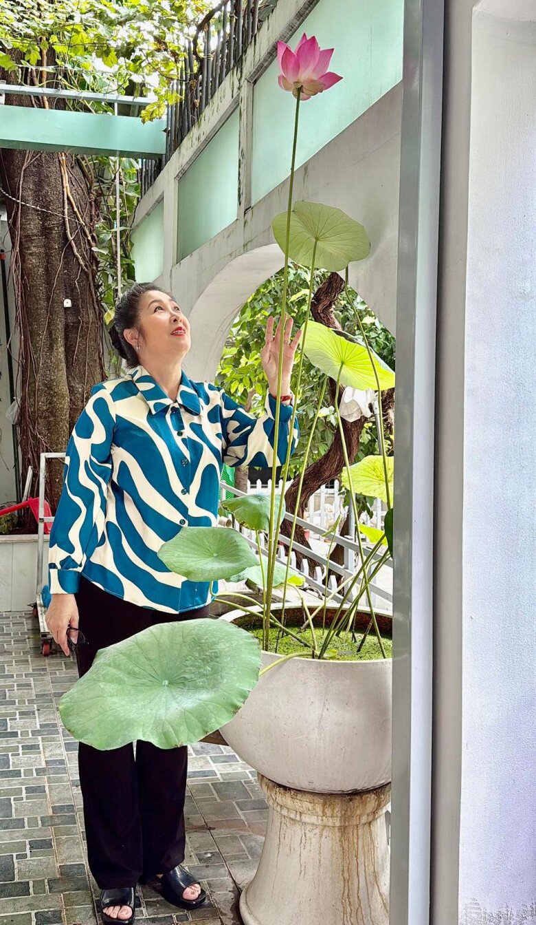 Sao Việt 24h: Phương Oanh thần sắc tươi tắn, diện áo dài vào bếp nấu ăn ngày Tết, được khen chỉn chu và không amp;#34;làm màuamp;#34; - 12