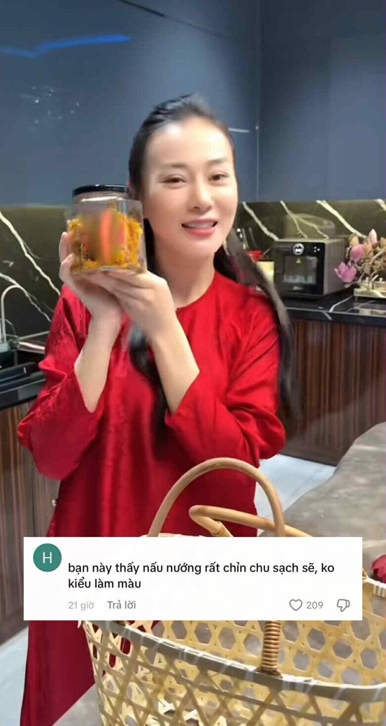 Phương Oanh được khen phong cách nấu ăn chỉn chu, sạch sẽ.