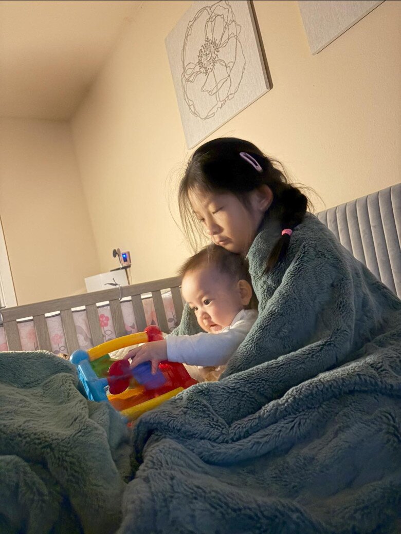 Sao Việt 24h: Phương Oanh vào bếp làm gà luộc cánh tiên hút 5 triệu view, gây chú ý với bàn tay của người hay nấu ăn - 5