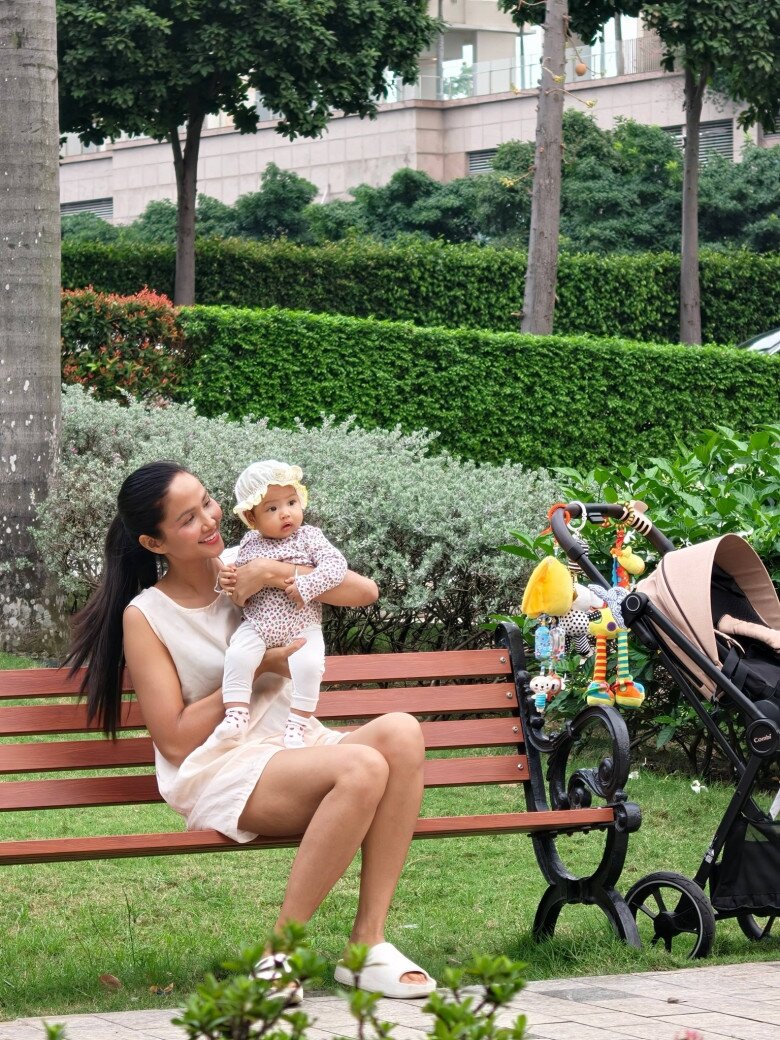 Sao Việt 24h: Quang Dũng mở tiệc trong biệt thự 400m² thiết đãi bạn bè nghệ sĩ, Thanh Thảo thoải mái bên amp;#34;người cũamp;#34; - 8