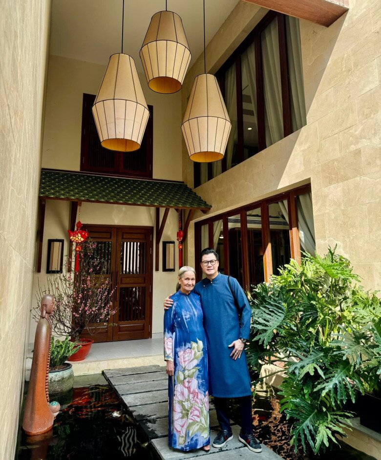 Nam ca sĩ đăng ảnh đón năm mới cùng mẹ tại nhà riêng.