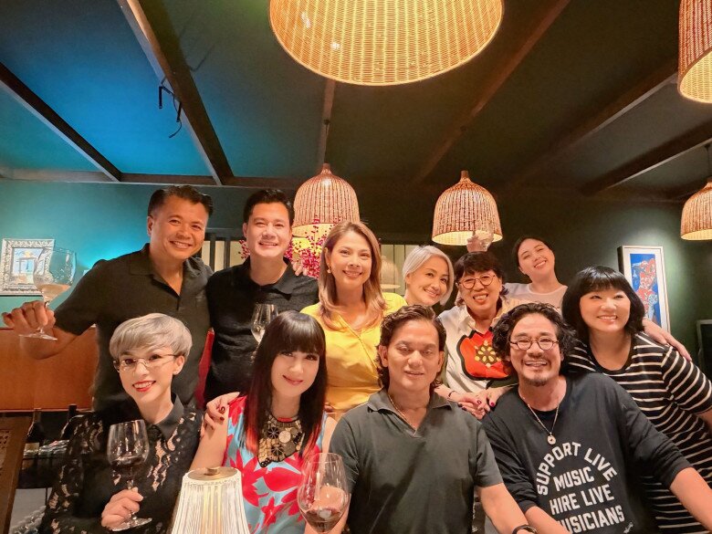 Nam ca sĩ Quang Dũng luôn nhiệt tình đón tiếp bạn bè tại gia.