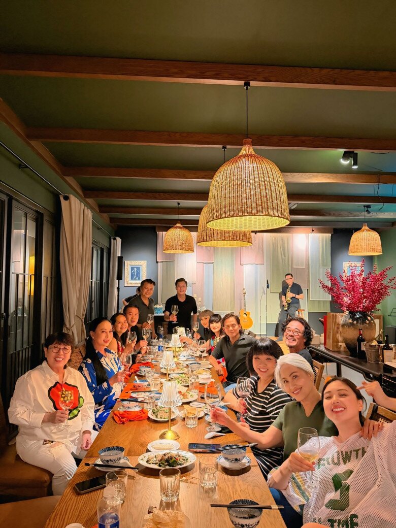 Ngôi nhà với không gian rộng rãi cùng sân khấu không khác gì nhà hàng sang trọng.