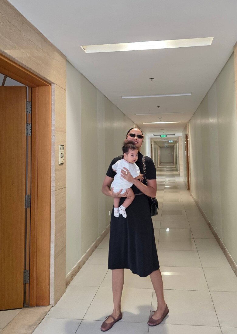 Sao Việt 24h: Đỗ Thị Hà lần đầu cho chồng thiếu gia chào fan, doanh nhân Viết Vương ngượng ngùng hôn vợ - 6