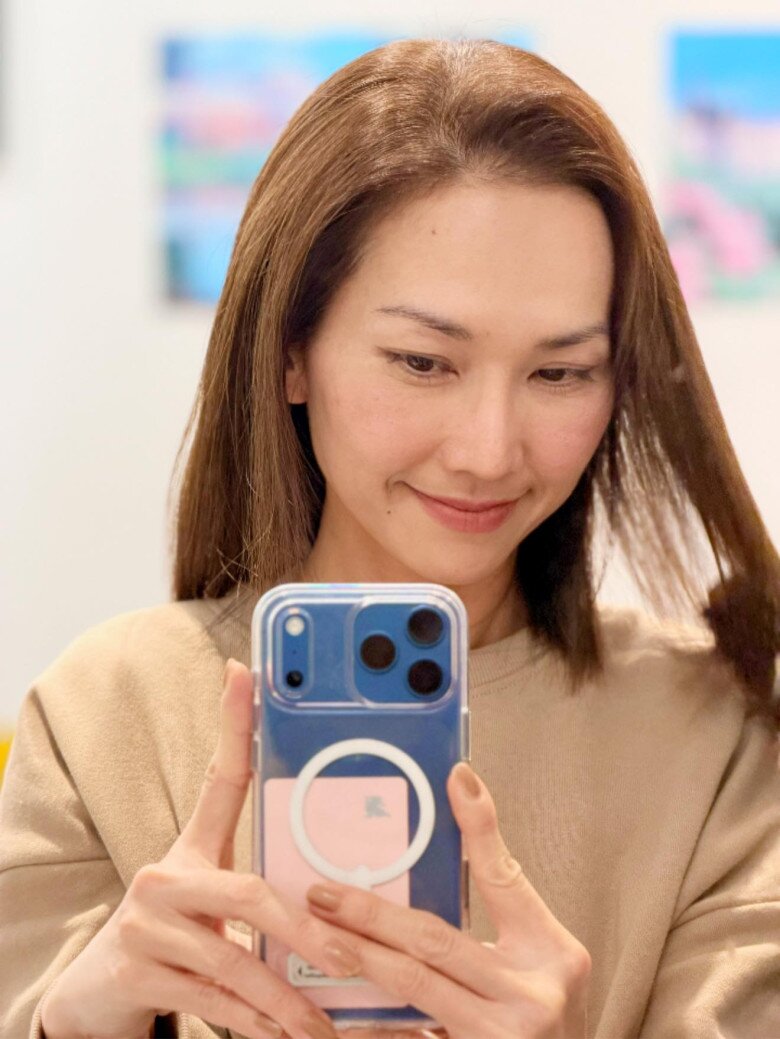 Sao Việt 24h: Đỗ Thị Hà lần đầu cho chồng thiếu gia chào fan, doanh nhân Viết Vương ngượng ngùng hôn vợ - 7