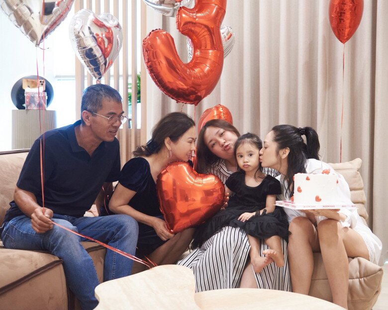 Sao Việt 24h: Siêu mẫu Thuý Hạnh amp;#34;lép vếamp;#34; khi chung khung hình với con gái út, ái nữ tuổi trăng rằm ngày càng kiều diễm - 8