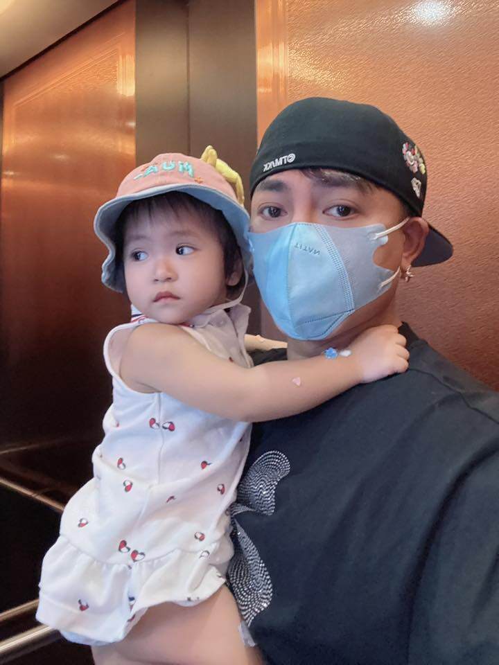 Châu Khải Phong khoe “bồ nhí” ngay dưới bài viết của vợ.