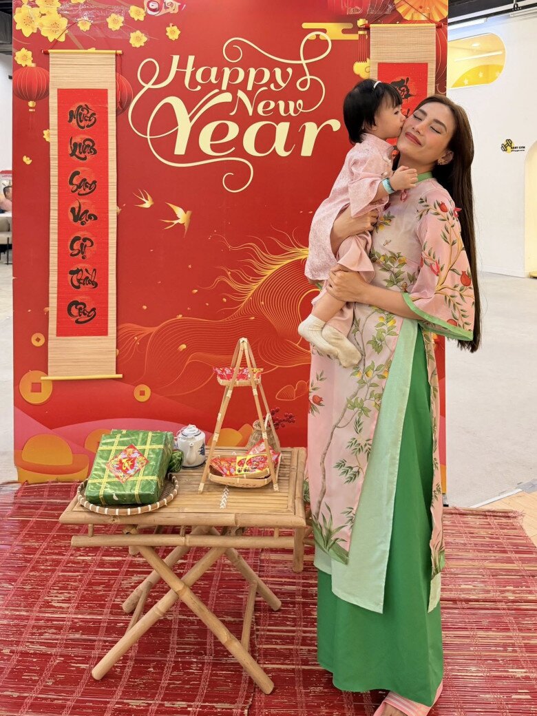 Sao Việt 24h: Thanh Trúc đăng ảnh tình tứ kỷ niệm 3 năm kết hôn, Châu Khải Phong bỗng khoe amp;#34;bồ nhíamp;#34; - 11