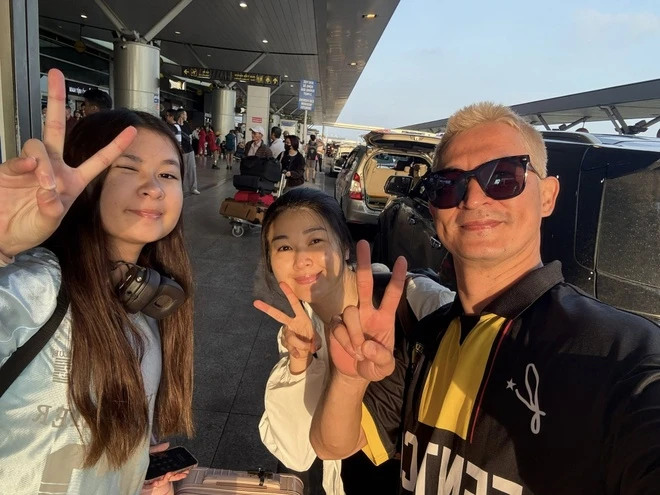 Huy Khánh tiễn Mạc Anh Thư và con gái sang Phần Lan.