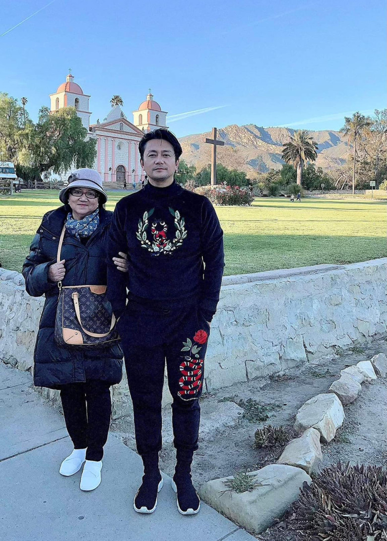 Trương Minh Cường hội ngộ cùng mẹ ruột ở Mỹ.