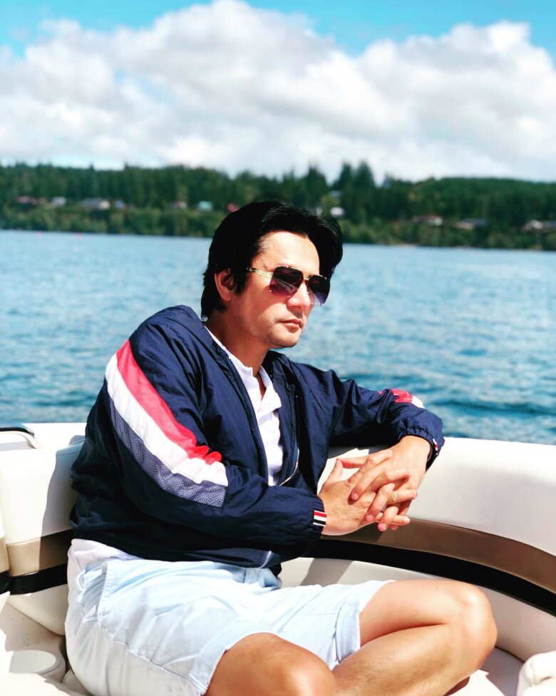 Anh là gương mặt quảng cáo được săn đón khi còn hoạt động nghệ thuật sôi nổi.