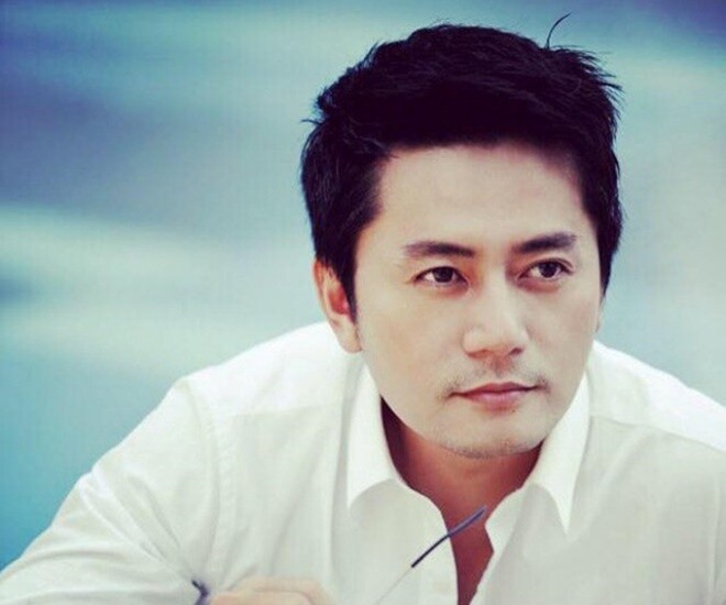 Trương Minh Cường sở hữu ngoại hình điển trai, nam tính đậm chất lãng tử.