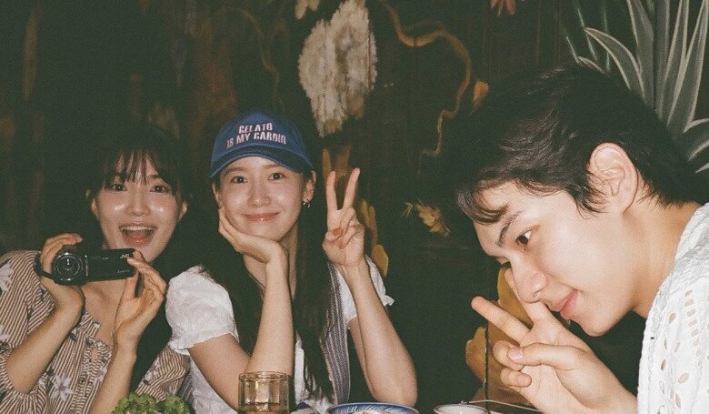 Yoona luôn giữ mối quan hệ thân thiết với đồng nghiệp.